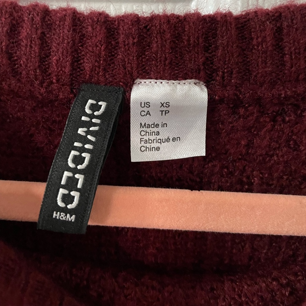 H&M size. S burgundy knit sweater